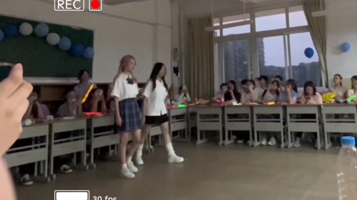 رقصة حفل رأس السنة في المدرسة الثانوية - اكتشفت منظورًا رابعًا آخر