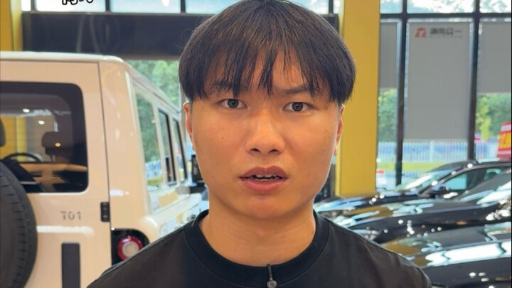 عندما يعمل صديقك في متجر سيارات فاخرة خلال العطلة الصيفية