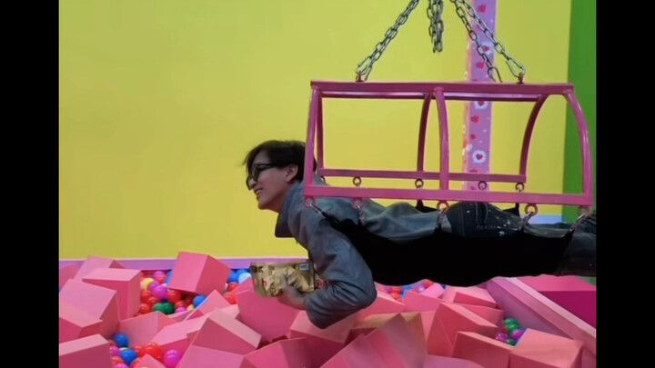 On the 24th, Chen Xiaodong went to the 798 Art District. I kept the original audio and didn’t add an