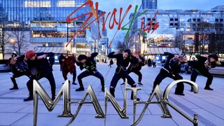 Delapan penggemar Stray Kids meniru lagu Maniac dan menari di tengah jalan di pusat kota Vancouver