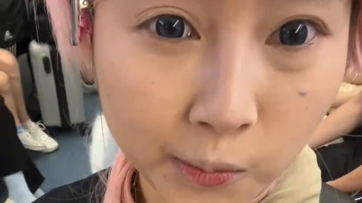 الشخص الذي قابلته في موعد عشوائي جميل بعض الشيء، لذا قررت أن أغير رأسي وأجعله مناسبًا لي