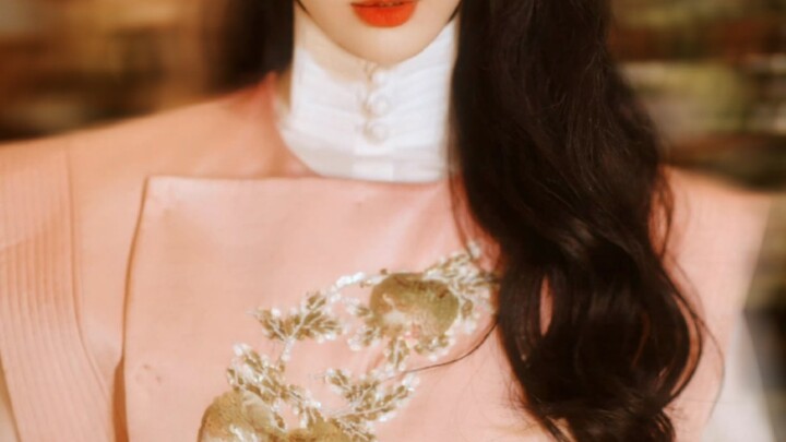 She’s really promoting Chinese style, and this 【New Chinese‑style】 gown is absolutely stunning.