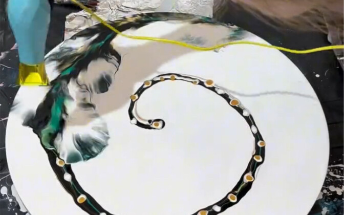 العمل الفني مثل اللعب تماماً