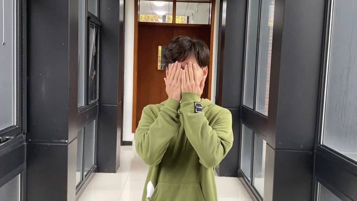 What are the male college students doing when the school is closed? [Aragaki Yui and Hoshino Gen's "