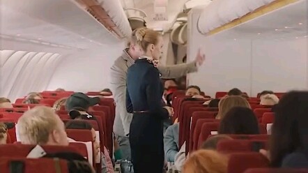 Maskapai Airlines Internasional menjual tiket lebih dari kapasitas, seorang ibu dan anak perempuan a