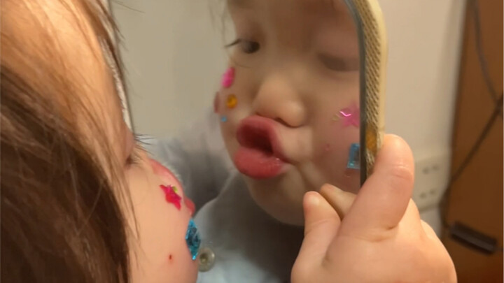 Đứa nhóc con cũng khá thích làm dáng