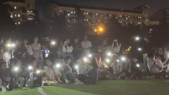 【Lộc Hàm】Đại học sinh đồng thanh hát “Ngày mai của chúng ta” trên sân vận động!! Khóc hết nước mắt m