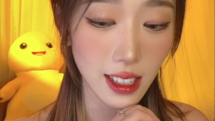 Sayang~ Tatapan teguhmu selalu membuatku terharu.