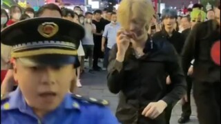 Nhóm nhạc nam Luha của ESO đã bị ban quản lý thành phố làm nhục và đuổi đi trong buổi biểu diễn của 