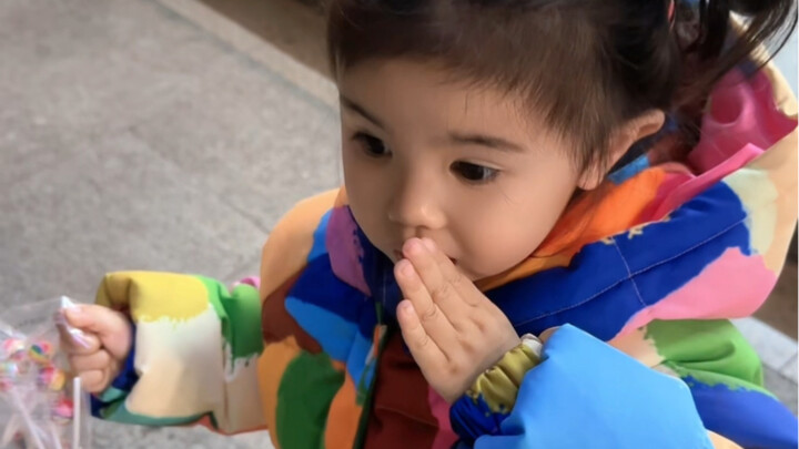 เด็กหญิงวัยสามขวบคิดว่าแม่ขโมยของในซูเปอร์มาร์เก็ต ปฏิกิริยาแบบนี้ทำเอาขำตายเลย