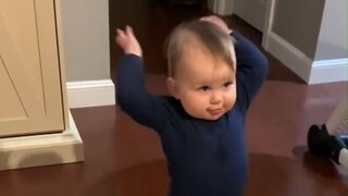 一个敢说一个敢听系列：父女俩的“婴语”对话