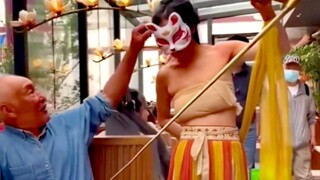 唐猫网红面具小姐姐被大爷掀了面具，真容曝光。打破了很多人的幻。