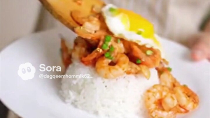 กระเพรากุ้งไข่ดาวพร้อมเสิร์ฟ