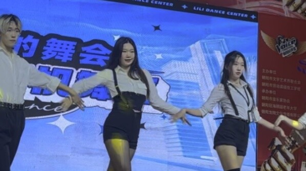 [Ekspektasi] Grup gadis Girls Day sepatu hak tinggi 170 kaki panjang road show tembakan lurus