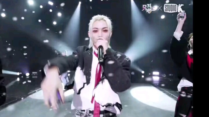 [Chen Fei] The way you two suddenly started avoiding each other is really funny.
