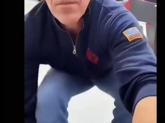 ภาพหายากของเอปสไตน์กำลังเต้น