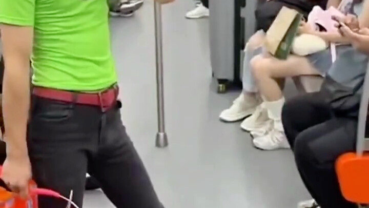 虽然这哥们不帅，但笑起来有种……有种…有种说不上来的感觉…..