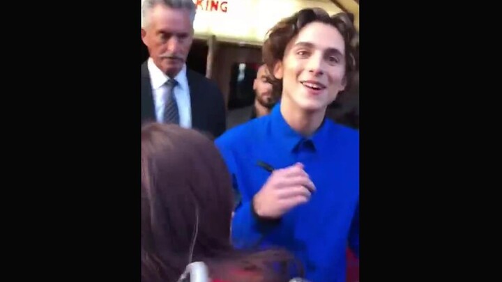 What an absolutely perfect boyfriend!! The fanboy helped his girlfriend ask Timothée Chalamet for a 