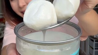 Keju nyamar jadi bakso ikan   Bentuk dan warnanya mirip banget sama bakso ikan , digigit juga kenyal