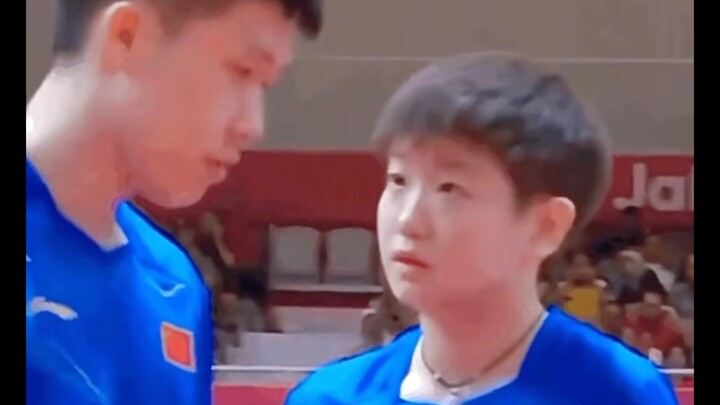 Sasha: Là nhìn thế này à, anh Đầu?
