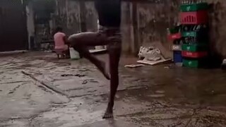 一个11岁尼日利亚男孩在雨中跳芭蕾