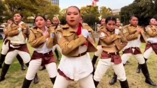 Is anyone willing to join in the most popular Giant Rock dance at the comic exhibition?