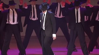 اشعر بحركة القمر التي كان يرقصها مايكل جاكسون، وهي حركة رقص أصبحت مشهورة في جميع أنحاء العالم ولم يت