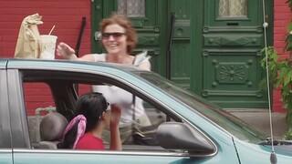 Ủa lạ thế? Để đồ ăn trên nóc xe luôn?