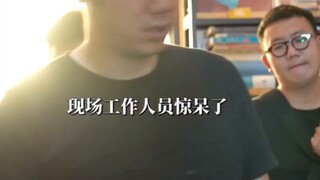 Wajah Zhu Yilong berubah dalam sedetik! Zhu Yilong meraung, dan para pendukungnya ketakutan. Intinya