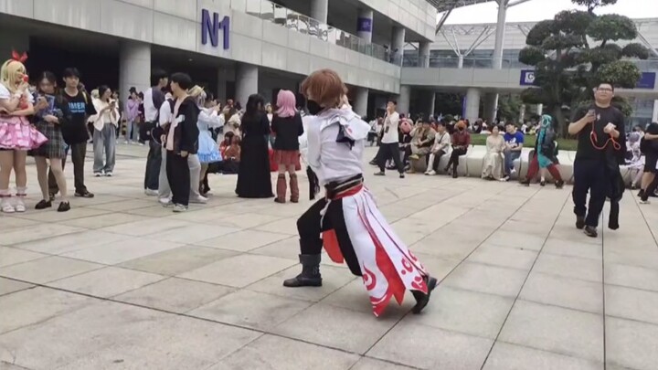 Cảm giác cosplay Lý Bạch và nhảy múa với kiếm tại một hội nghị truyện tranh thế nào?