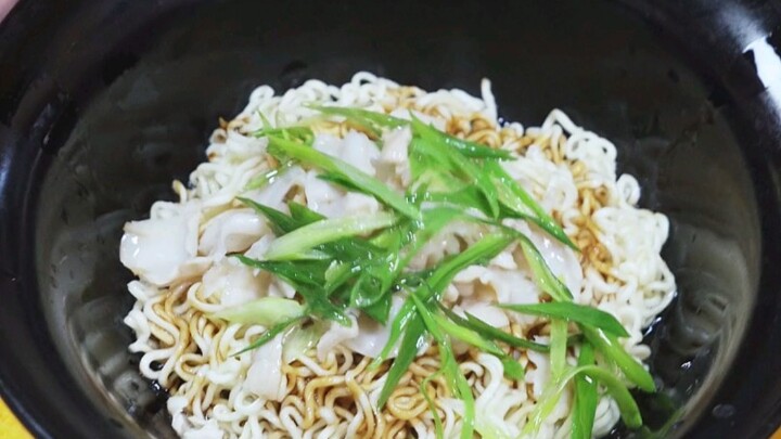 This bowl of instant noodles let me taste the flavor of the ocean.