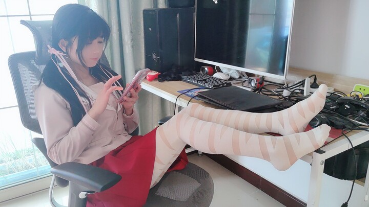 I’ve reincarnated as a pair of a girl’s silk stockings?