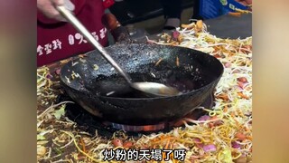 Nổi dậy vì món mì xào Bắc Kinh: Sinh viên đại học công kích chủ quầy hàng vỉa hè! Đã thực hiện một b