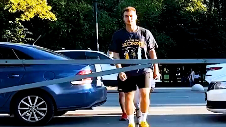 أنا الذي تحيط بي أصدقاء موهوبون من كل الأنواع أبدو وكأنني لا أنتمي إلى هنا