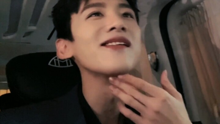 He seems to know he’s super handsome!!!