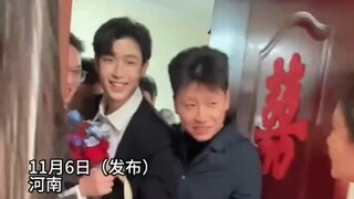 婚礼接亲现场 门一打开......第一眼：哇~新郎好帅啊！第二眼：哦~原来是伴郎啊！网友：终于明白老师说作文开头的重要性了！