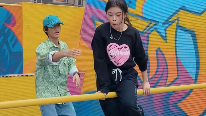 1. Are you ready? Let's do the moonwalk~ 2. Today I'll teach you a move that's even cooler than the 
