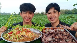 ส้มตำโคตรแซ่บ หมึกกะตอยทอด กลางไร่ข้าวโพดสุดฟิน