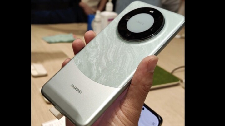 رجل متجر هواوي ميت 60 يعرض وظيفة الإيماءات عن بُعد في المتجر.