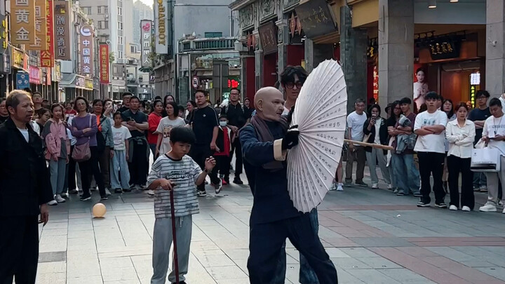 I stumbled upon an uncle playing with a traditional oil-paper umbrella. I was about to show off my s