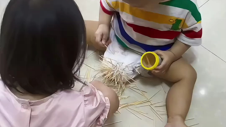 Anak yang tenang pasti lagi berbuat onar—untungnya bukan anakku!