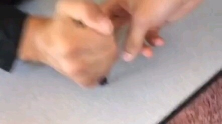 Karena kecepatan tangannya, orang memberinya julukan "mesin jahit"