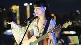Isabelle Huang Membawakan "Hello" di Pantai Shanghai