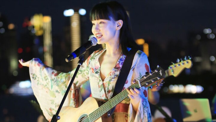 Isabelle Huang Performing "Hello" in the Beach at Shanghai