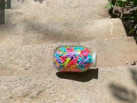 Momen pelepasan tekanan dengan ledakan botol di tangga