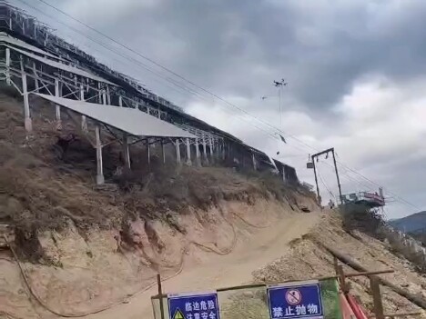 Ini direkam oleh warga di Yunnan; dalam pekerjaan mereka, semua menggunakan drone. Di seluruh pegunu