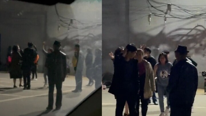 Ông bố ôm chặt cô gái lạ nhảy nhót gần gũi, con trai dẫn mẹ ruột đến bắt quả tang tại chỗ, phản ứng 