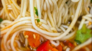 One bite of noodles, one sip of soup—drink the soup before eating the noodles. Have you ever heard t