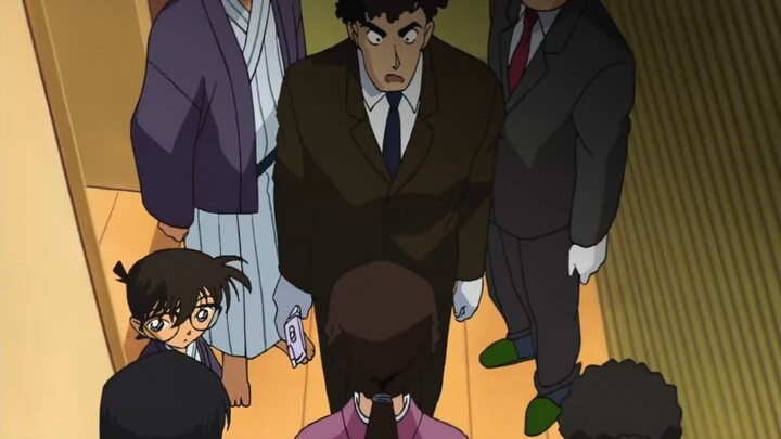 The uncle clearly took a photo of the murderer, but he couldn't find the person with the mole on his