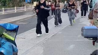 تشونغ جينتشنغ، هوا شياولونغ، والأستاذ وانغ من منظور المارة